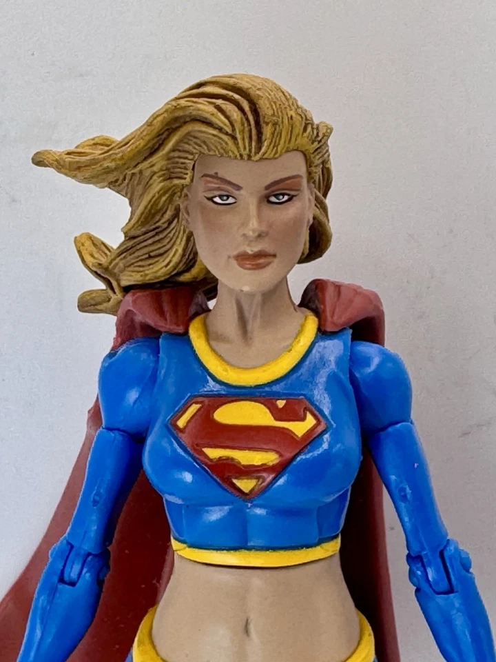 Figura de acción completa Mattel Supergirl DC Universe Classics Foto 2 de 3