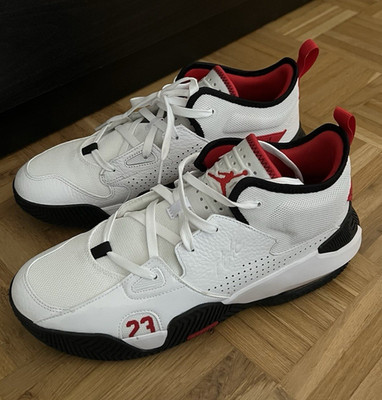 Jordan Stay Loyal 2 Herren Sneaker Low Top EU 44,5 Weiß/Schwarz/Rot MPN