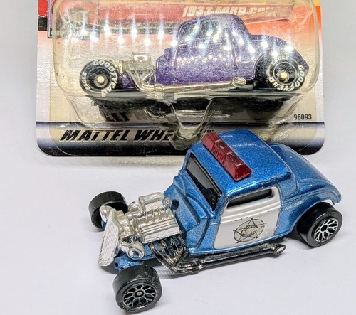 2 Matchbox 1933 Ford Coupe Varianten: lila (1999 auf Karte), blau police (2006)