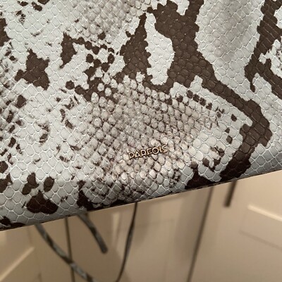 Comment porter un sac bandoulière imprimé serpent pour un style