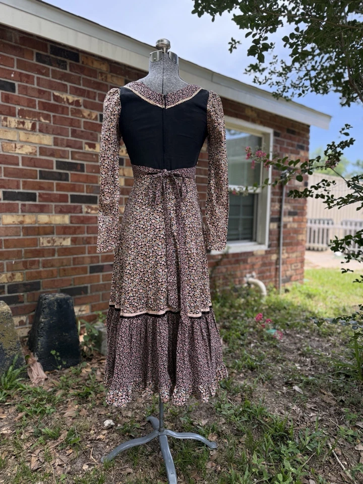 1970-е Винтажное Черное Платье Gunne Sax Редкое Калико Цветочный Принт Midi Кружевной Корсет - Изображение 2 из 4