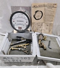 DWYER MAGNEHELIC DIFFERENTIAL PRESSURE GAUGE 2205 2000 W/ Extras In Hard Case
