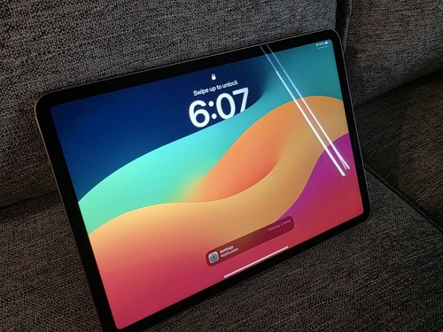 Apple iPad Pro M2 11 inch w/ folio