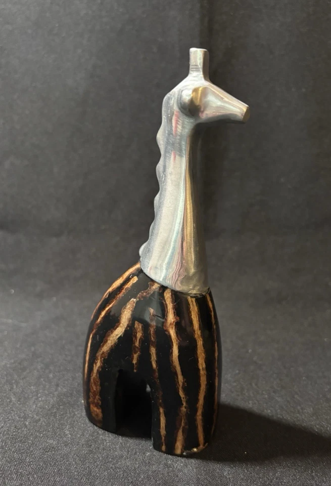 Estatuilla pequeña Ystilo jirafa aluminio reciclado color caoba base rayas 6,75" Foto 2 de 4