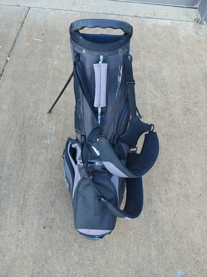 Bolsa de pie de golf ligera de 5 divisores con doble correa Callaway Chev negra/gris Foto 4 de 4