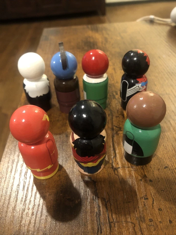 Lote de 7 figuras de madera MARVEL DC PIN MATE HOMBRE ARAÑA VENENO MUJER MARAVILLA FLASH YONDU Foto 2 de 4