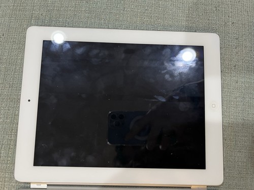 Original 2011 iPad 2 White Pre Owned 64 GB - Picture 2 of 3