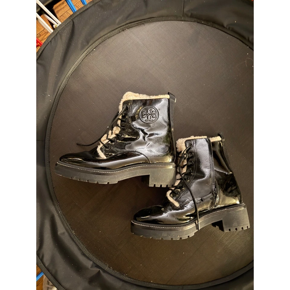 Botas Tory Burch pretas forradas de pele de couro envernizado, femininas tamanho 10 excelente estado usado - Imagem 2 de 4