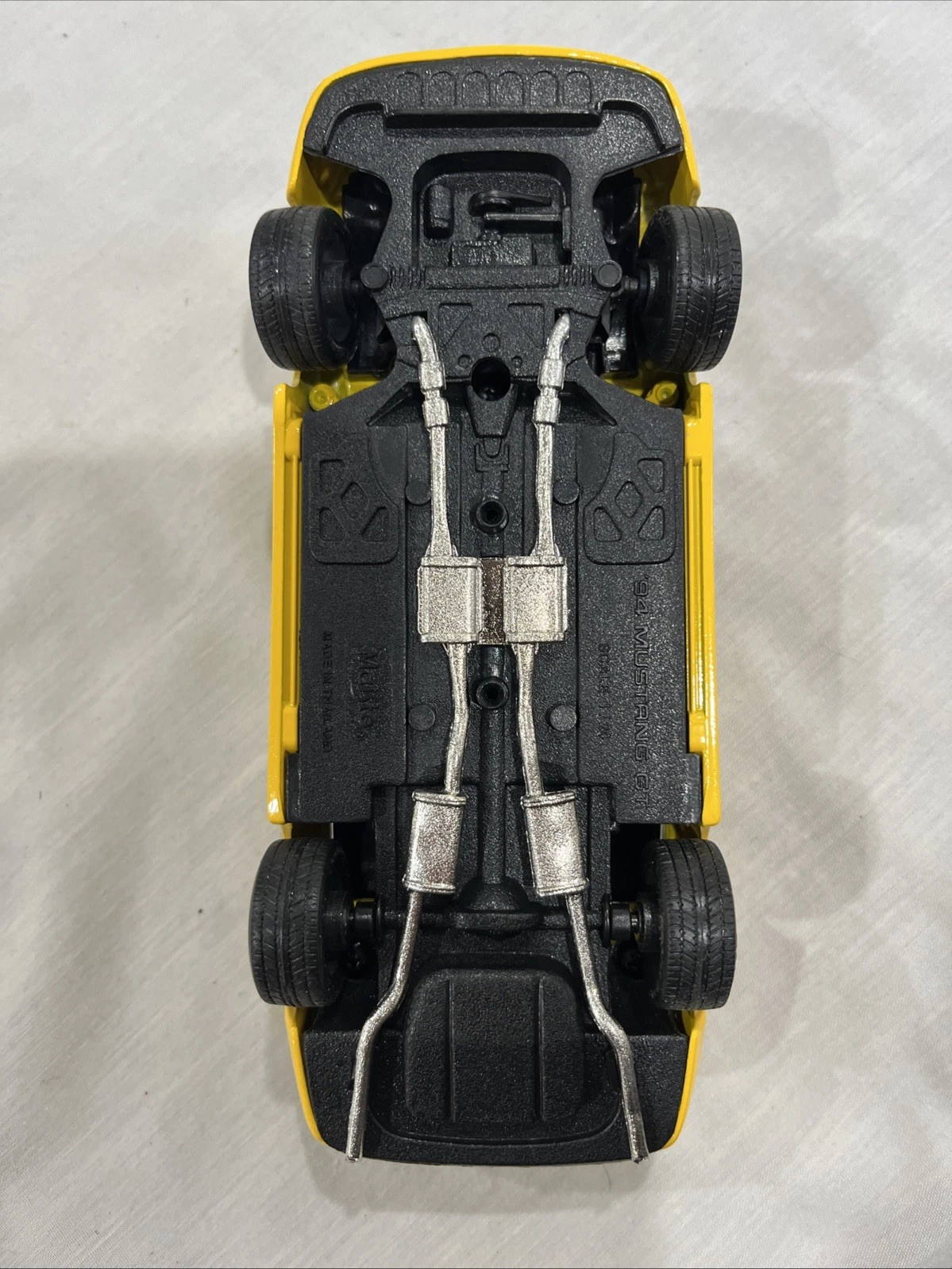 Maisto '94 Ford Mustang GT Convertible ,Yellow  1:24 Scale Die Cast - Picture 5 of 5