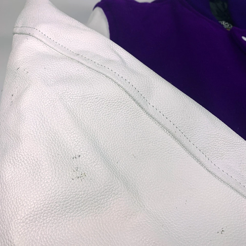 Chaqueta Stewart & Strauss Para Hombres Talla L Letterman Púrpura Lana Blanco Cuero Letra V Foto 3 de 4