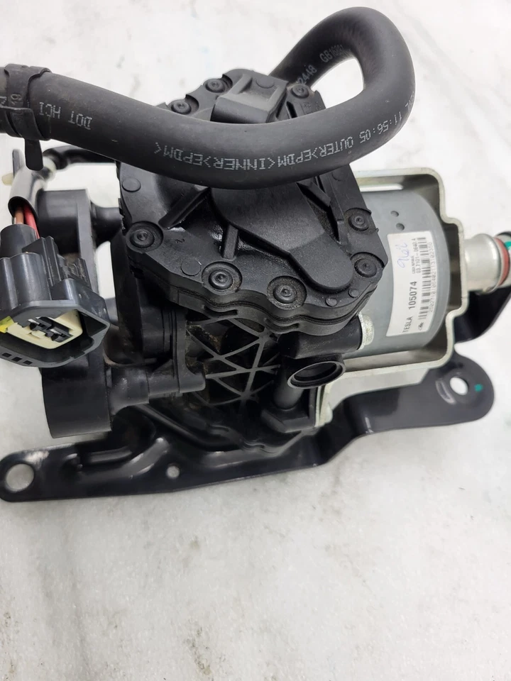 ⭕2012-2015 Tesla Model S Vacuum Pump Brake Servo Booster w/ Bracket 1003439-00-A Foto 4 de 4