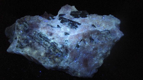 Großer seltener Fluor-Richterit auf fluoreszierendem Calcit Mineralgestein Kanada O3 - Bild 9 von 20