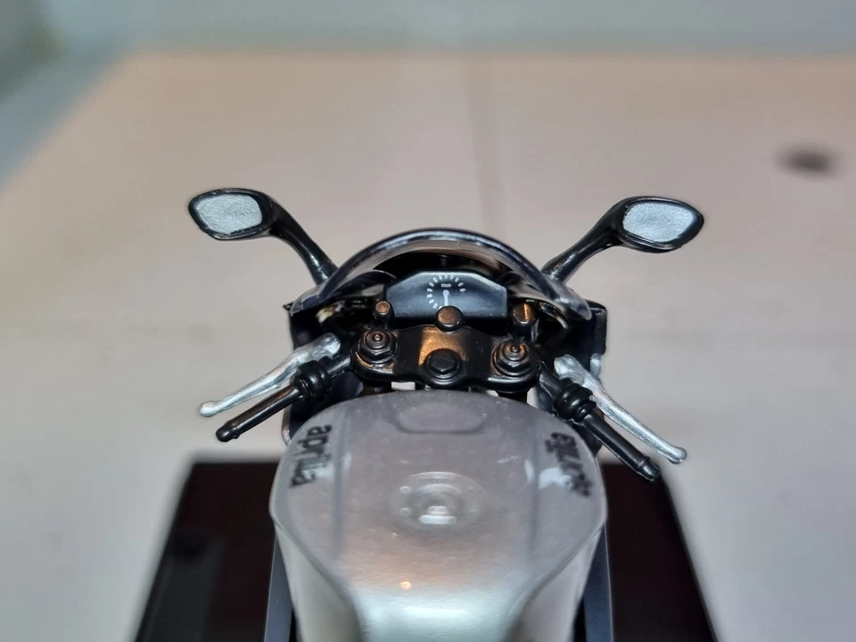 Aprilia RSV 1000R Silver Motorbike Superbike 1:24 Scale Model Diecast Atlas IXO - Image 4 of 4