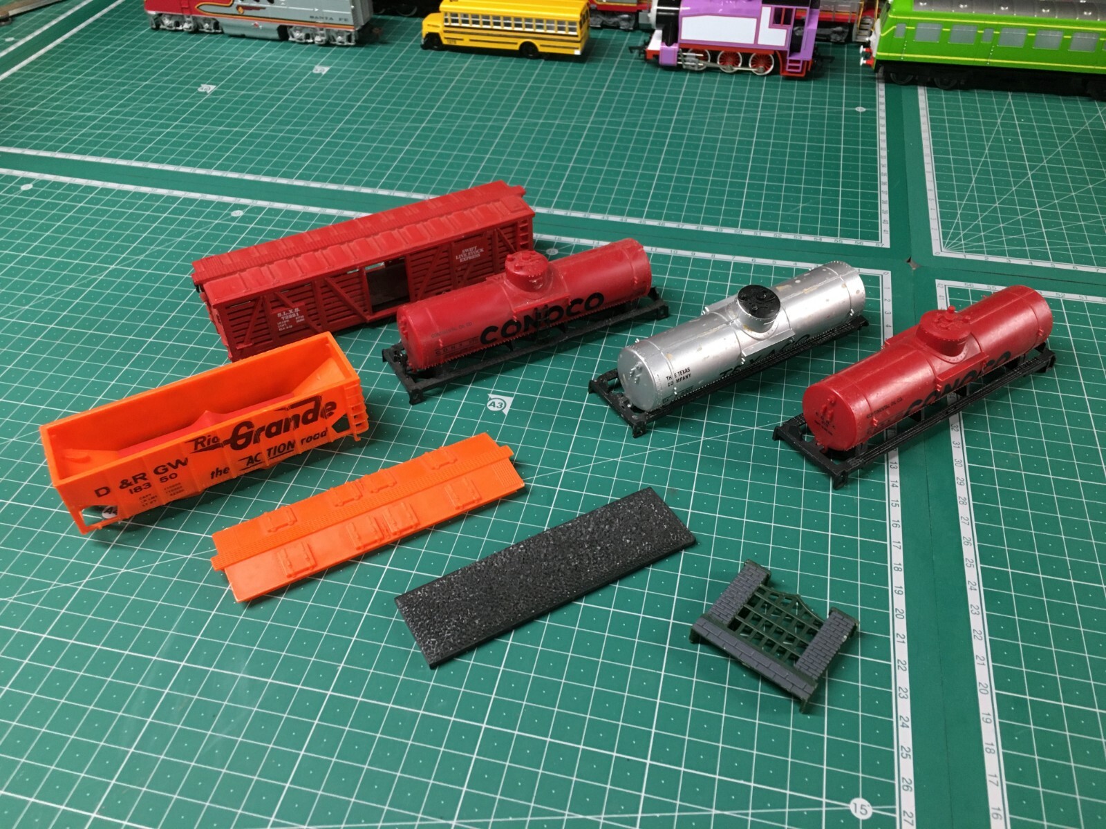 LifeLike Trains HO Scale Tank Cars Hopper Miscellaneous Rolling Stock