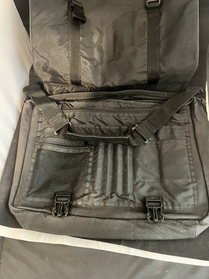 Bolso mensajero Eddie Bauer de cuero negro Foto 4 de 4