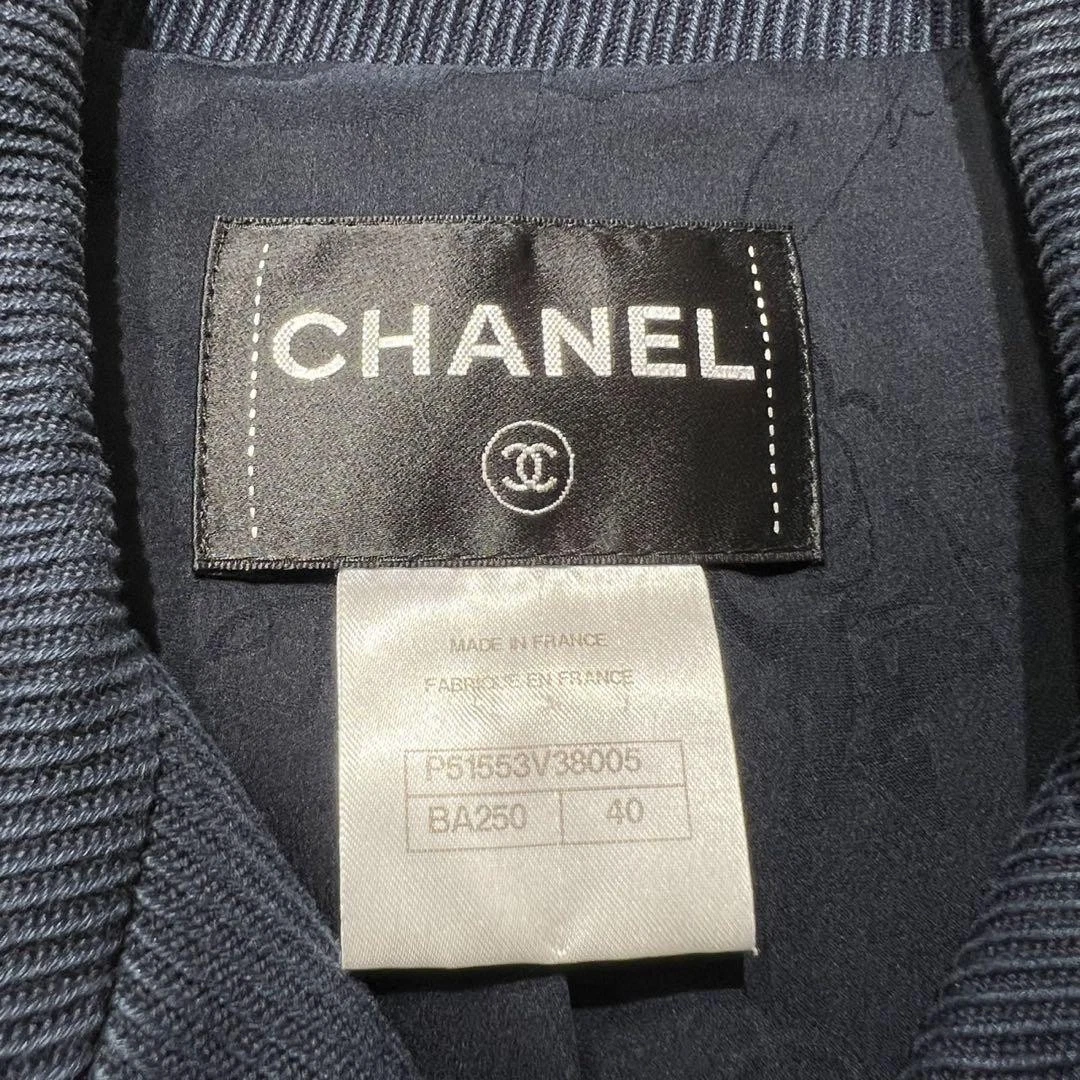 Rara giacca Chanel collo aperto marchio Coco catena monogramma