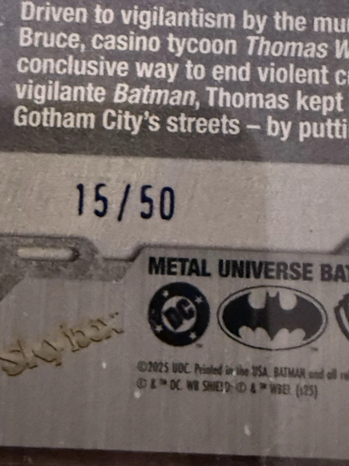 2025 Skybox Metal Universe The Batman Villains Metalli Preziosi Blu/50 - Immagine 3 di 4