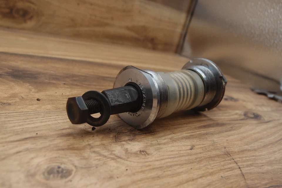 bottom bracket Tange CRMO 3SN 125,5 mm BSA / 68 mm + Shimano 600 bolts MTB - Image 2 of 4