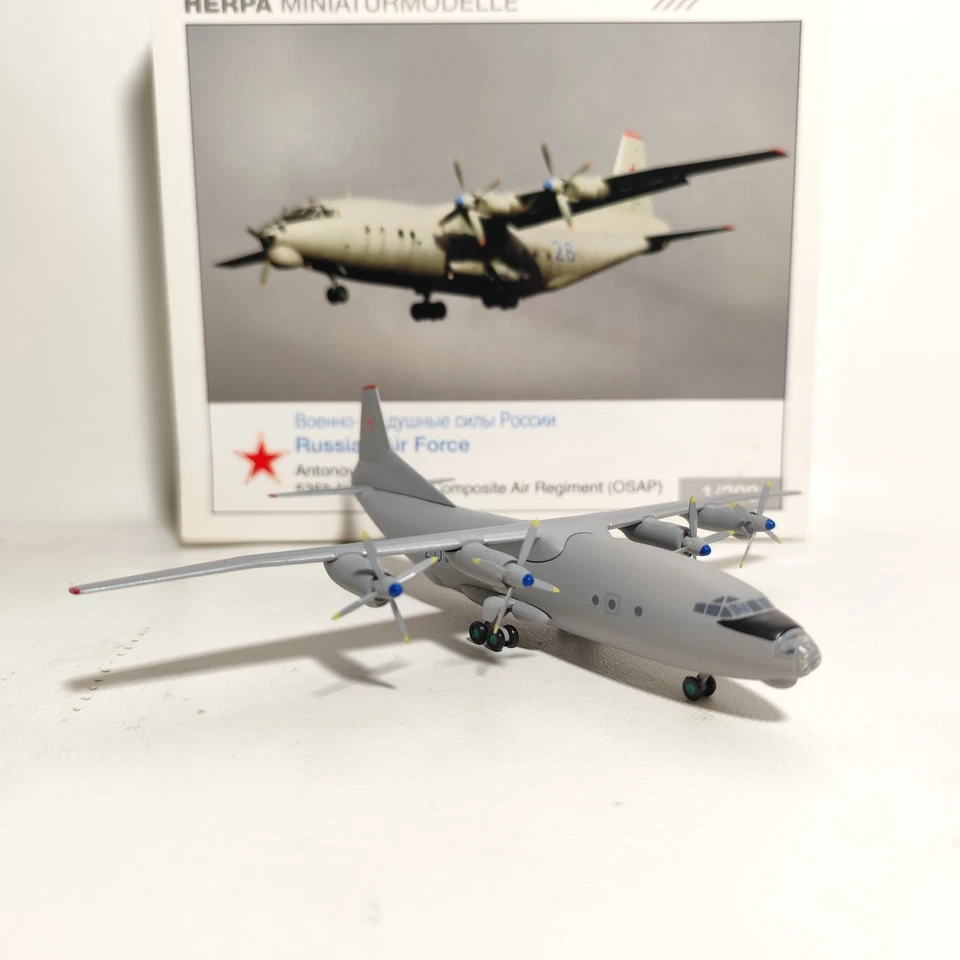 Herpa 1:200 Antonov AN-12 Fuerza Aérea Rusa 535º OSAP Modelo 553940 Foto 3 de 4