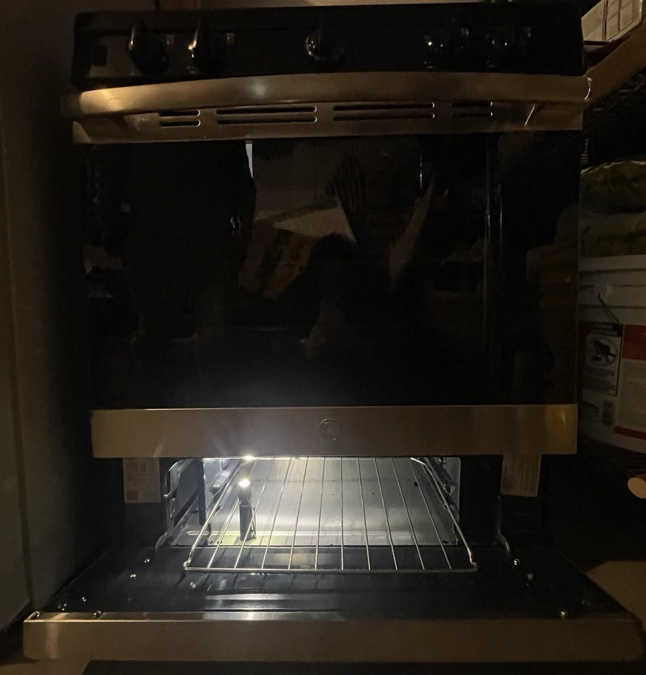 Nueva gama de estufas GE negra/plateada Foto 3 de 4