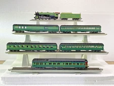 AHM HO Crescent Limited 4-6-2 heavy Pacific steam locomotive & 5 passenger cars.