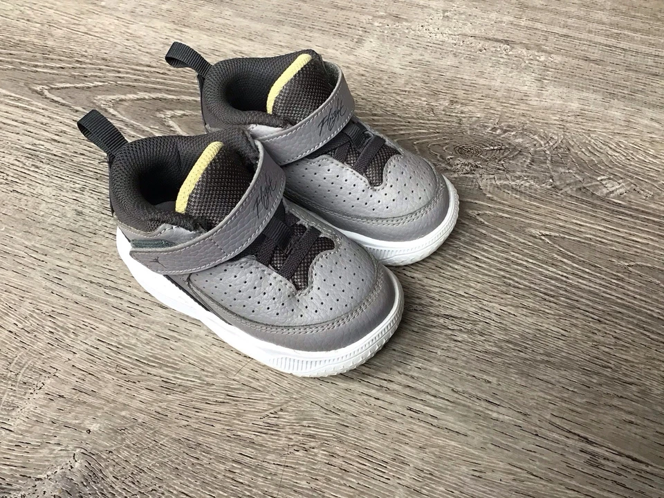 Nike Niños Air Jordan Max Aura 5 Talla 6C DZ4355-007 Gris Zapatos de Baloncesto Tenis Foto 2 de 4