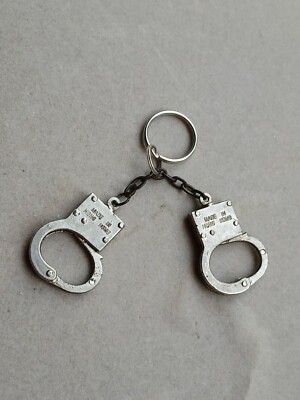 Vintage Polizei Handschellen Schlüsselanhänger Metall Made in Hong Kong verkauft wie gesehen #23