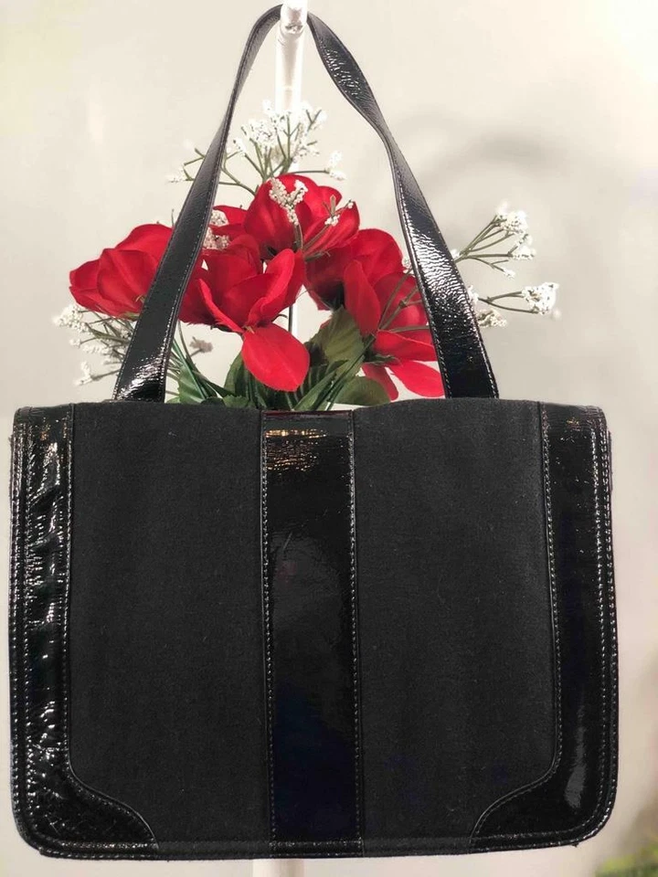 Bolso de hombro rectangular HOBO INTERNATIONAL de gamuza negra con adornos de charol Foto 2 de 4