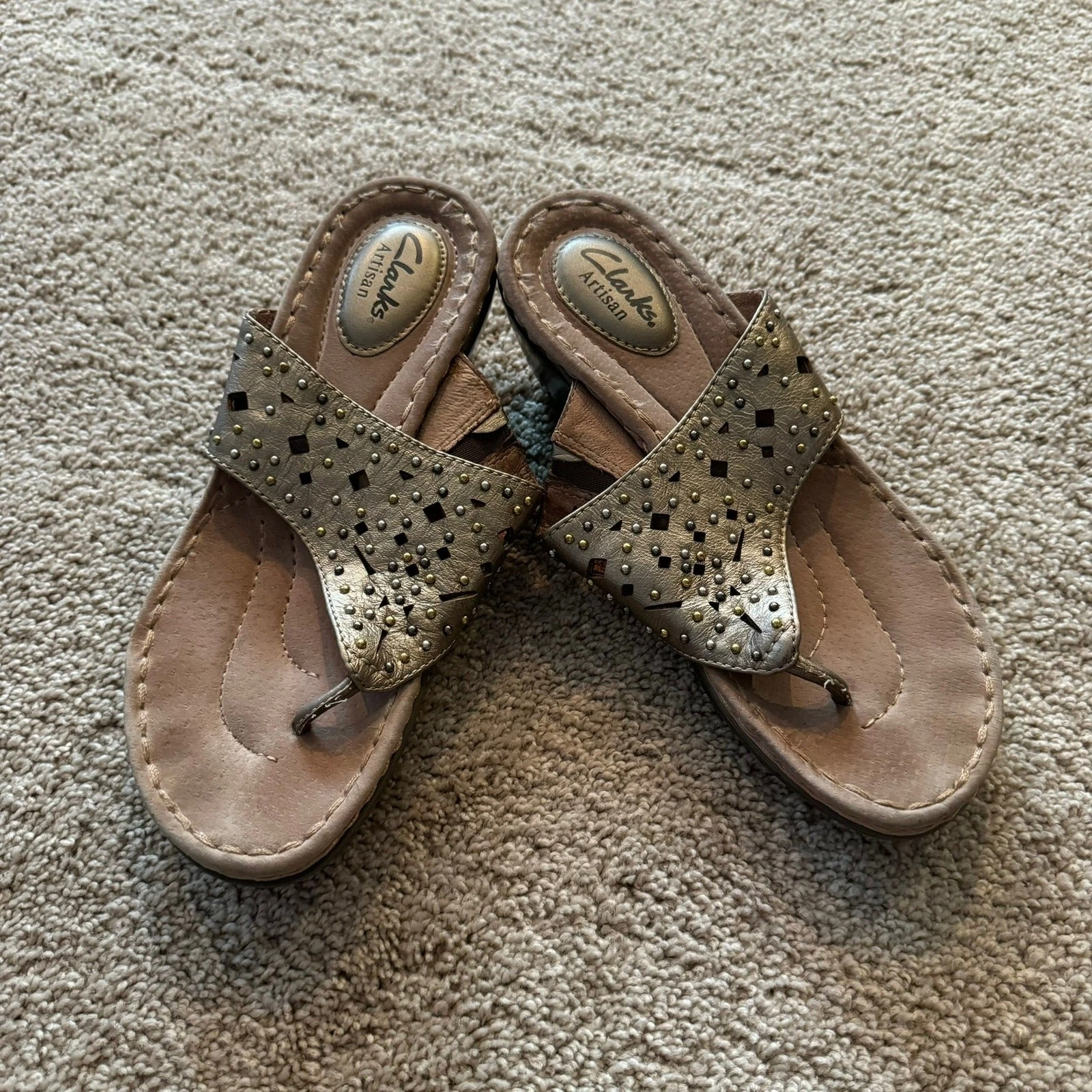 Sandali Clarks Artisan con perizoma impreziositi oro e tacco corto misura 7 pelle