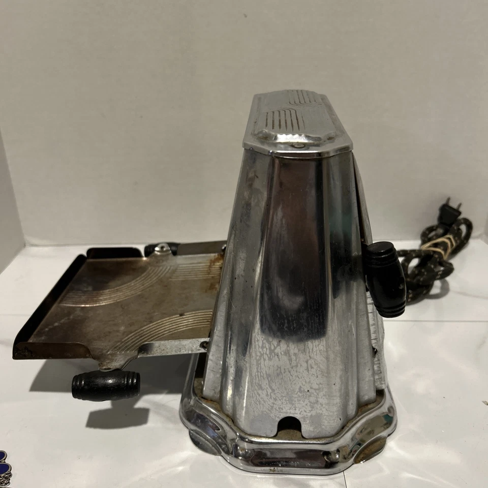 Antique Toaster. Works Great! Can Use A Little Cleaning - Image 2 of 4