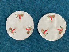 2 kleine runde Weihnachtstischdeckchen m. 3 Kerzen bestickt (1 m. kl. Schatten)