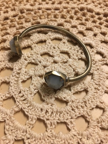 NWOT Kendra Scott Brinkley Pinch Cuff Bracelet Antique Brass & White Agate - Picture 3 of 4