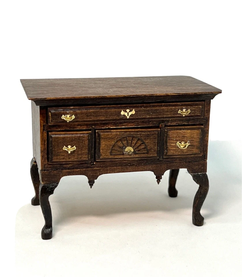 Mesa auxiliar de madera Lowboy 1:12 muebles miniatura vintage para casa de muñecas Foto 4 de 4