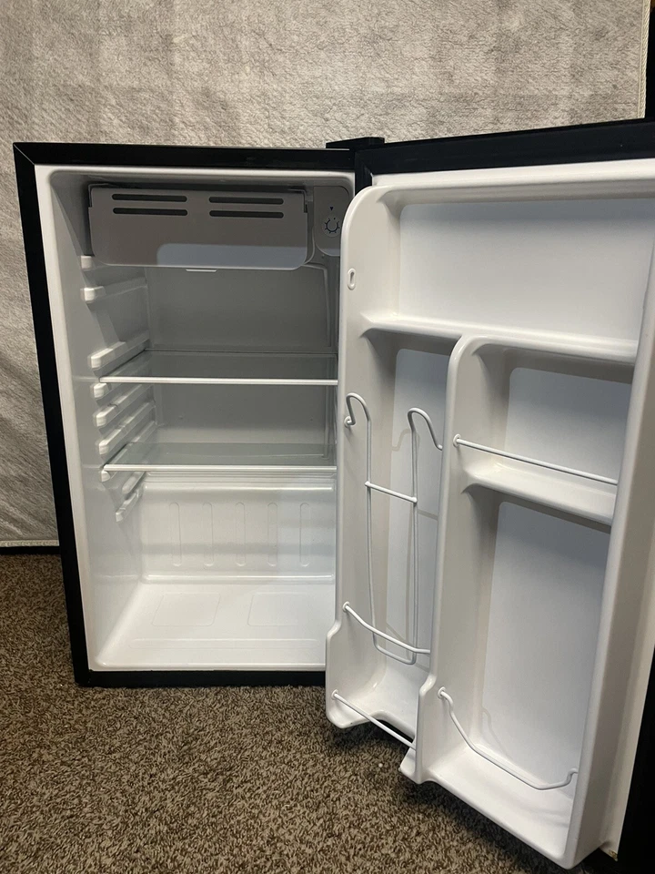 Mini geladeira Tramontina 3,2 pés cúbicos, preta, (usada) - Imagem 2 de 4