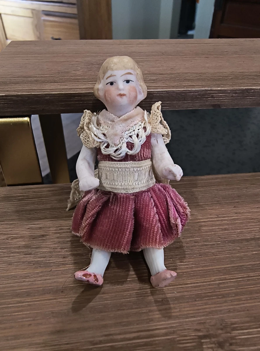 Antique Miniature Dolls / Antique All-Bisque Mignonette - A Friend for