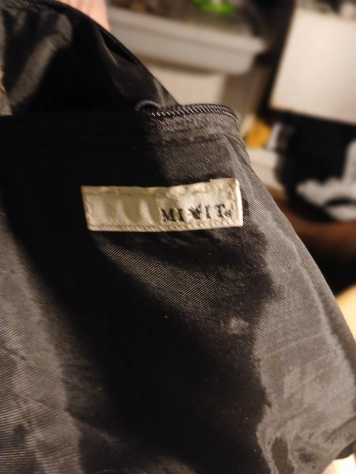 Cartera vintage de imitación de cuero rosa con caniche negro y asa negra con tachuelas. Foto 3 de 4