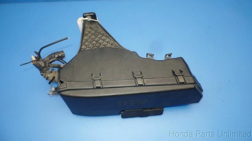 01-04 Volvo S60 OEM under hood fuse box with fuses and relays - Picture 2 of 4