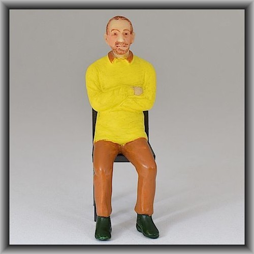 Figura Dingler pintada a mano de poliresina escala 1 hombre sentado, amarillo (100210-01) | Zustand: Neu