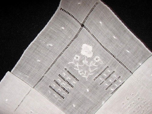 Amazing* VTG*HAND EMBROIDERED Tiny Flowers*Drawn Thread*WEDDING*HANKY*MADEIRA - Picture 3 of 4