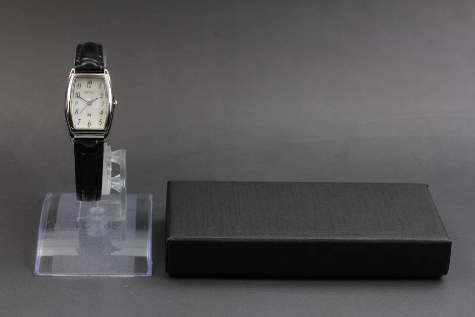 Reloj para mujer vintage 1994 N como nuevo Seiko Noie 1F21-5C10 platino Tonneau Qz JAPÓN Foto 2 de 4