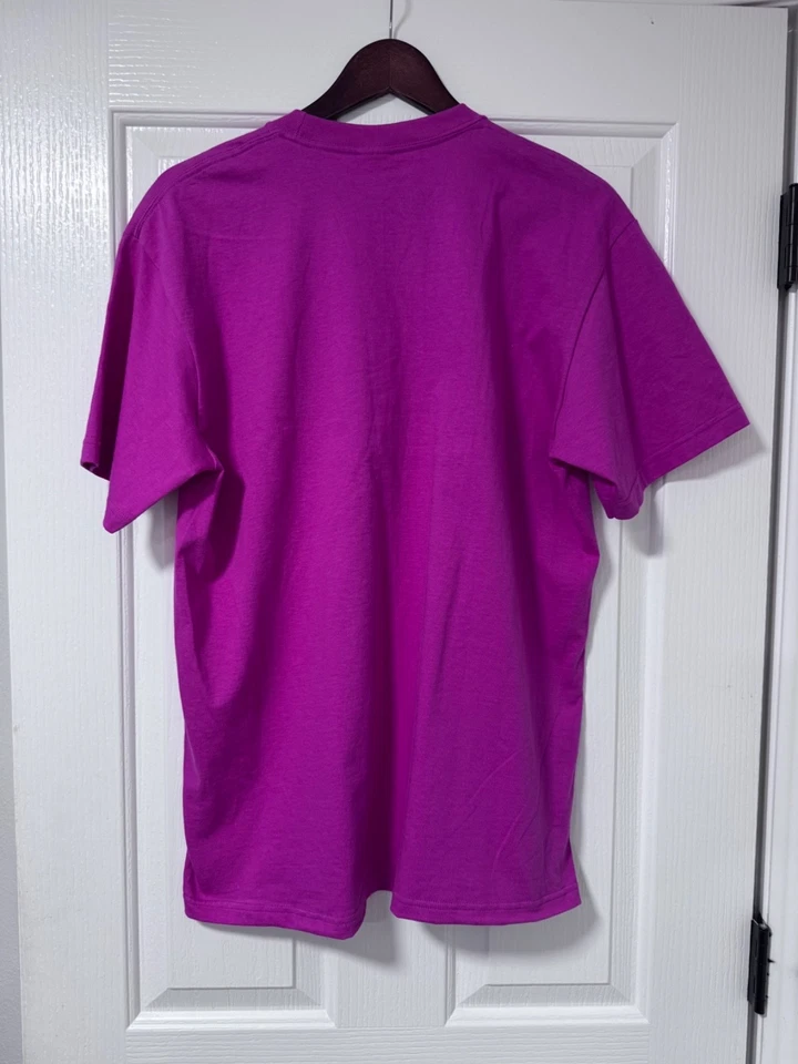 Camiseta masculina logotipo marca registrada Supreme tamanho médio em rosa escuro - Imagem 2 de 4