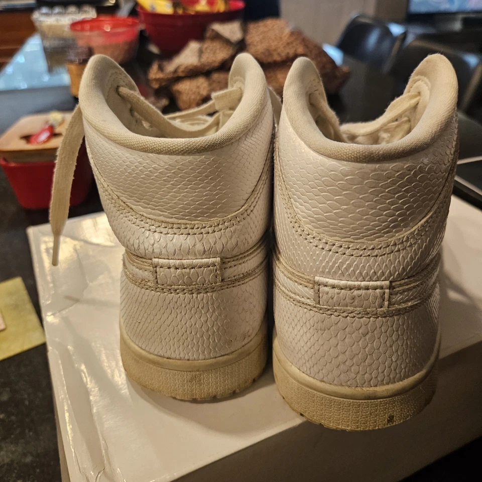 Nike Mujer Jordan 1 Mid 'Piel de Serpiente Blanca' (BQ6472-110), Talla: 8.5 US30+13 Foto 3 de 4