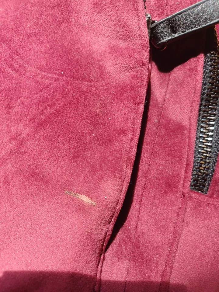 Mochila pequeña para mujer Mudd en terciopelo borgoña. Con correas negras Foto 3 de 4