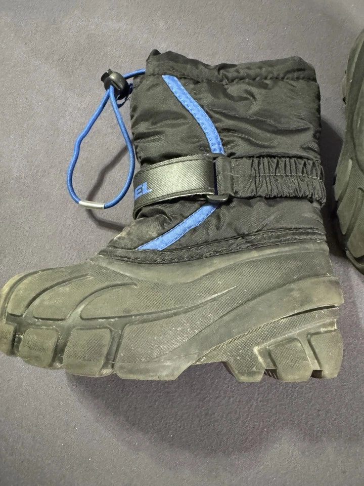 Botas de nieve de invierno aisladas Sorel Flurry TP para niños negras azules 9 forros incluidos Foto 2 de 4