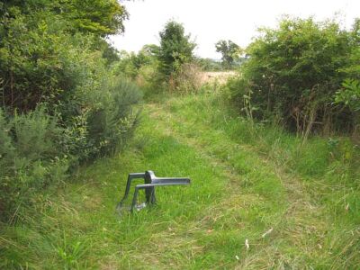 Foto 6x4 Dumped Chair Pathhead\/NT3964 nur drei Beine - nur Chuck it o c2007