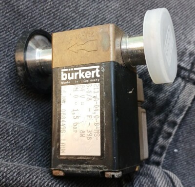 New Old Stock Burkert 211-A-04,0-B-MS Fluid Control Solenoid Valve KF Fittings 