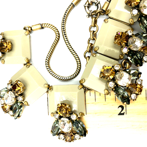 Collar Redondo J Grande Destacado Maximalista Estrás Piedra Acrílica Tono Dorado - Imagen 10 de 10