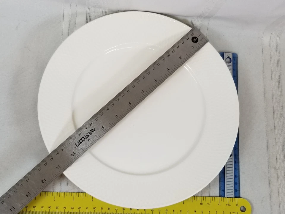 2 platos de cena blancos de todos los días Martha Stewart borde en relieve Foto 3 de 4