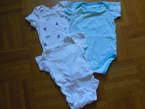 aus USA von Carter´s, 3 Stück Einteiler, Body, Spieler, Gr.12 Mo, hier ca.80