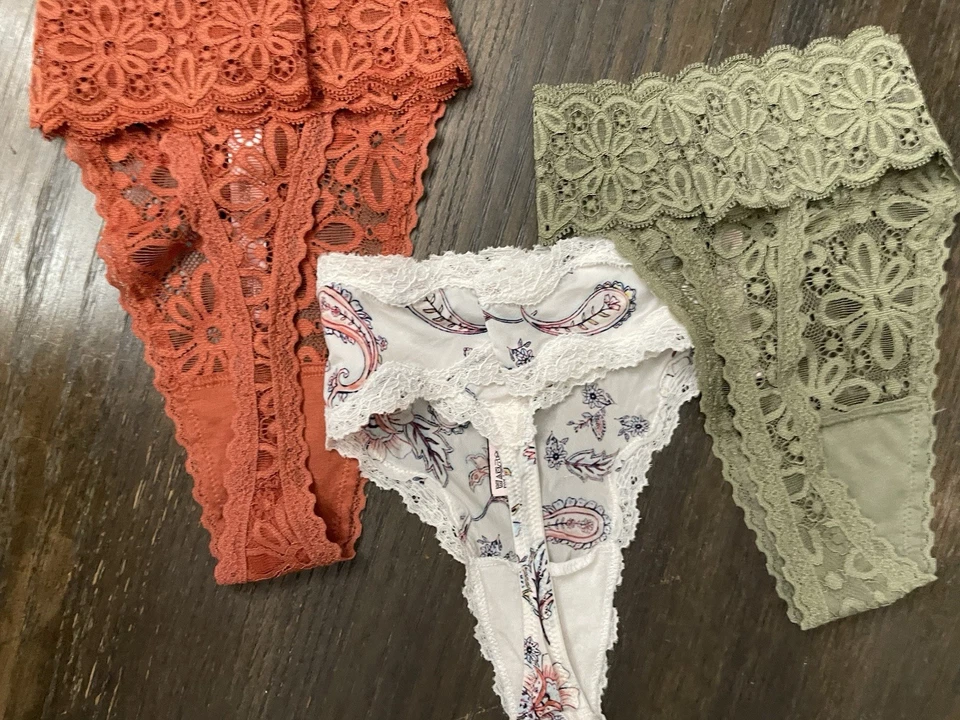 Lot of 3 Victoria's Secret Lace Thong/Panties Size Large - Image 3 of 4